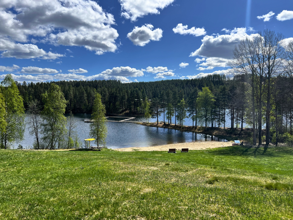 badplats med sandstrand och bryggor