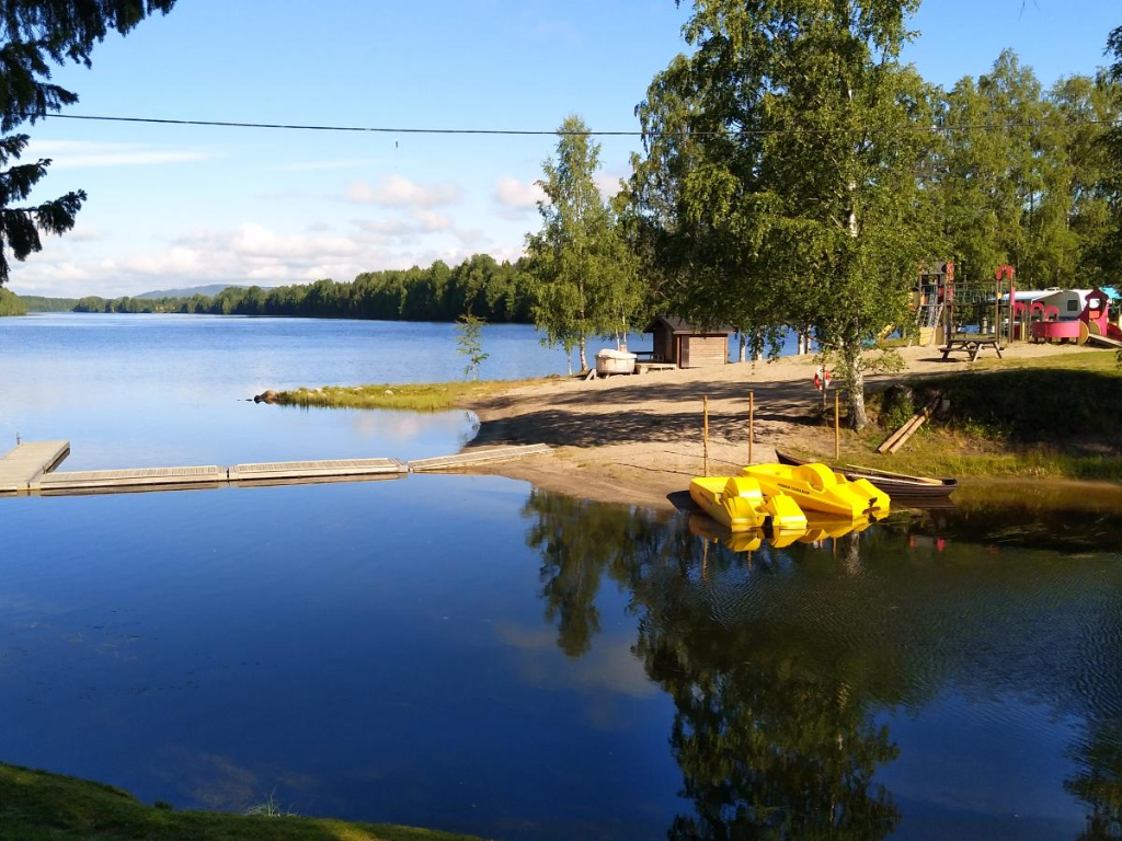 badplats med sandstrand på en udde