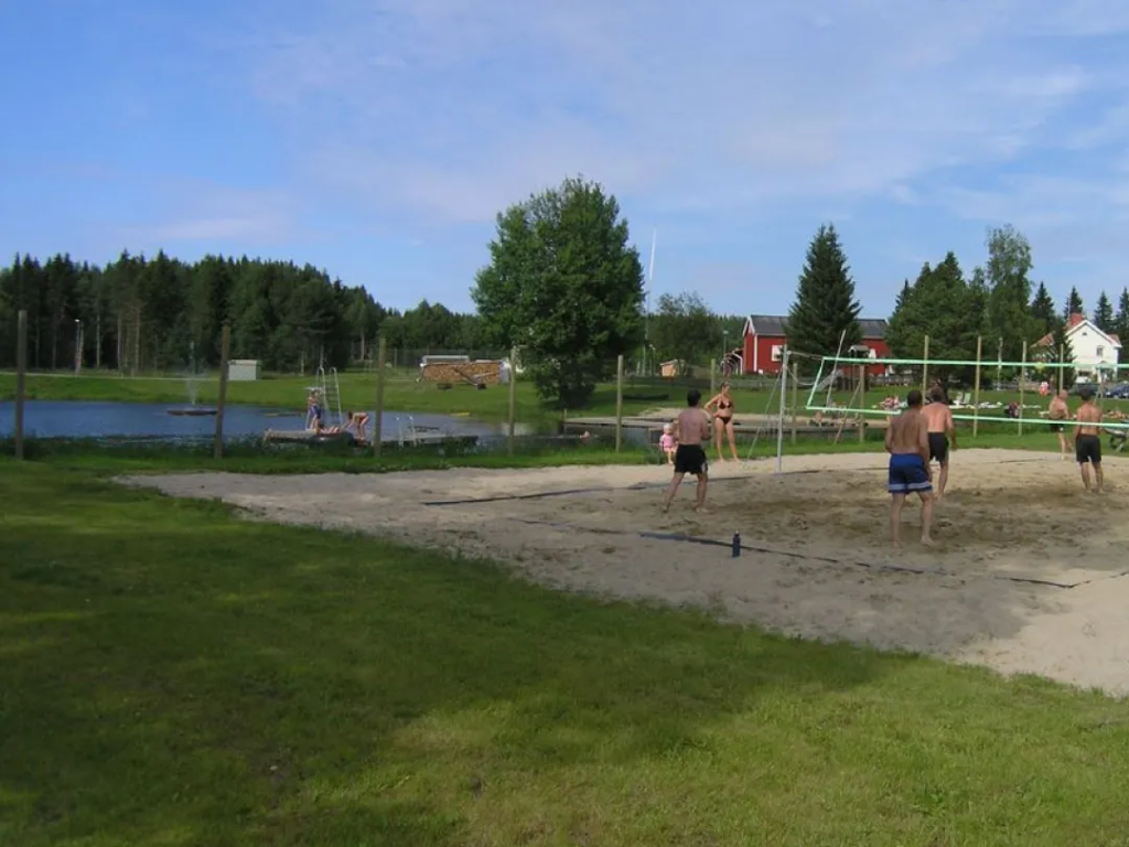 volleybollplan invid en liten sjö
