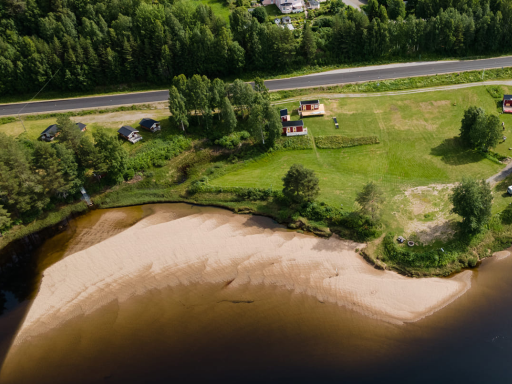 sandstrand vid en älv fotad uppifrån