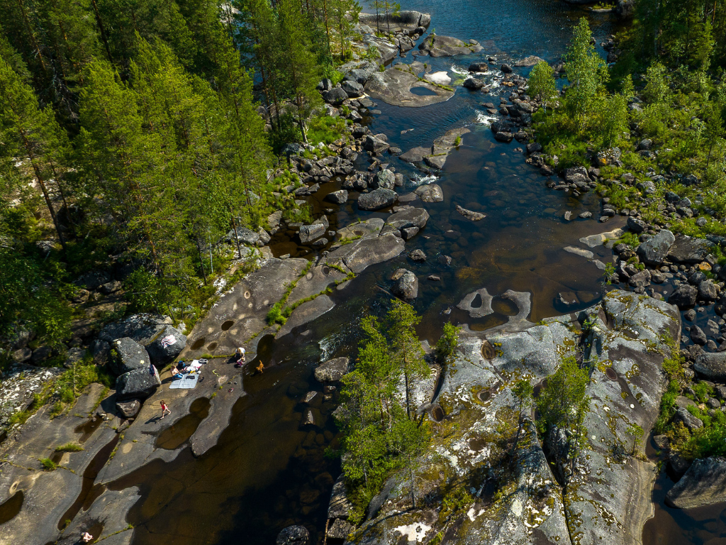 älv med naturliga stenformationer och bassänger