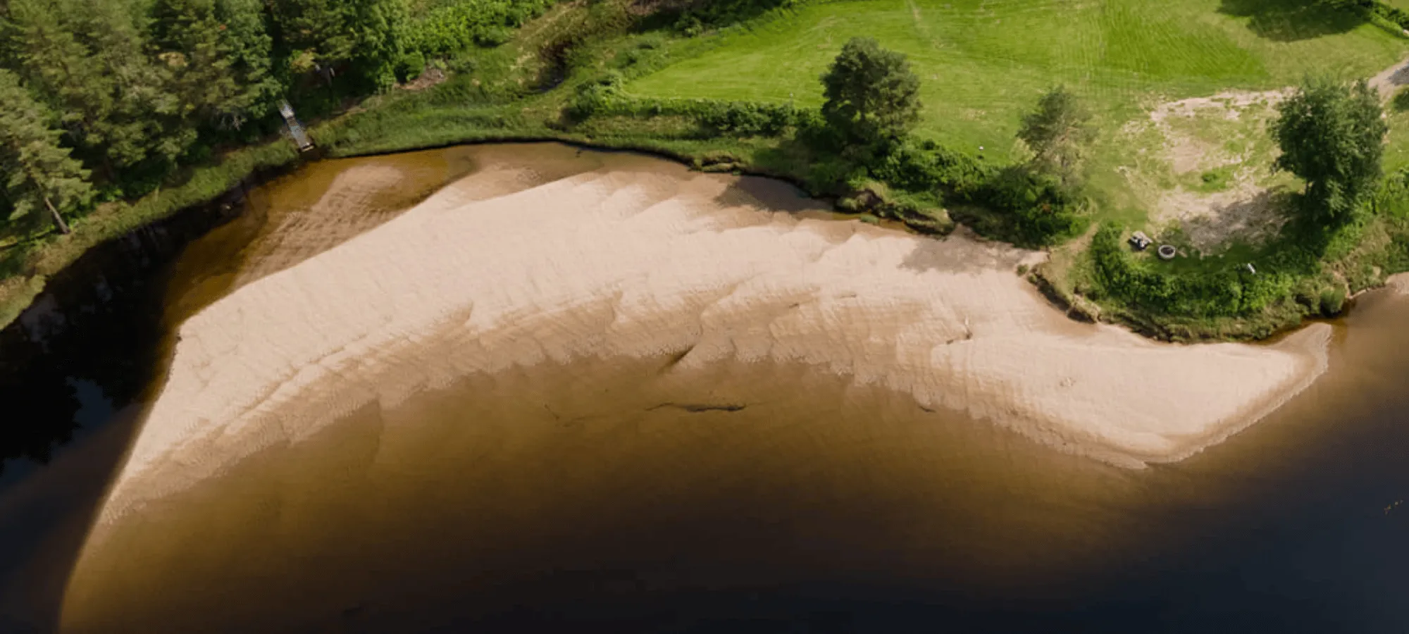 vik i en älv med sandstrand