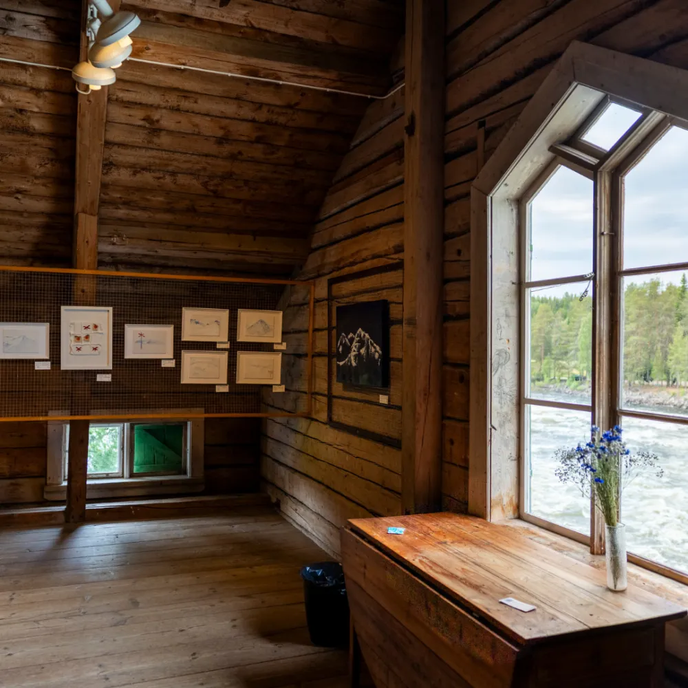 Kvarnbyggnad inifrån med konst på väggarna