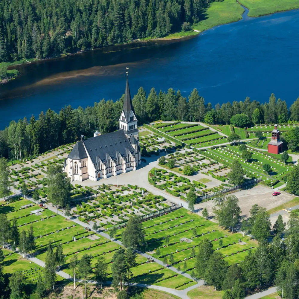 En stor kyrka i sten invid en älv