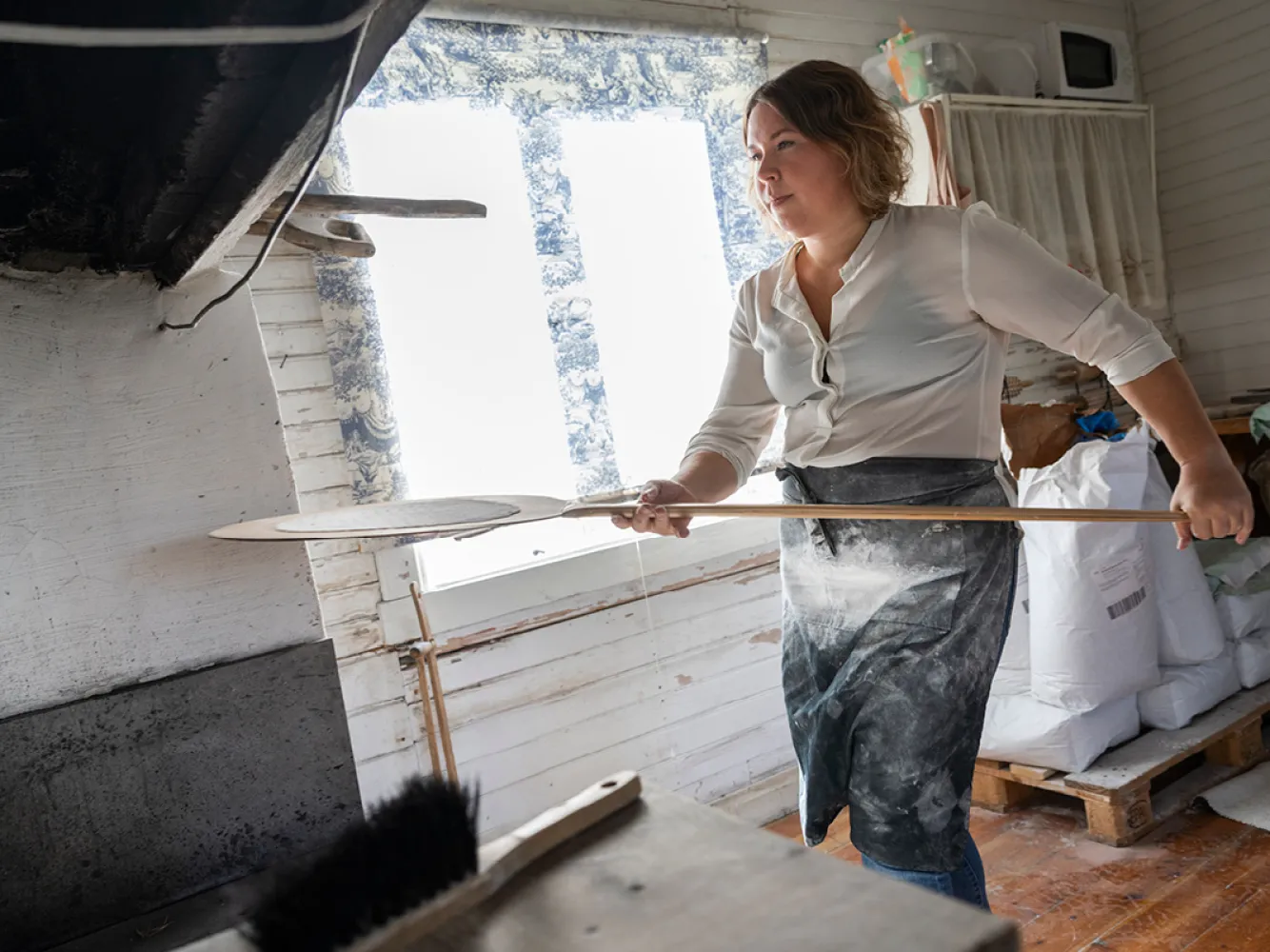 Kvinna som bakar tunnbröd