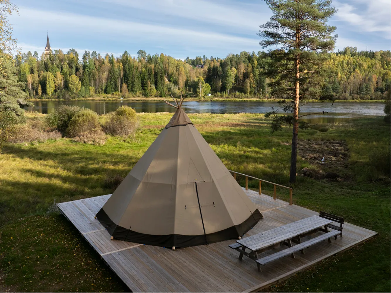 Tält med ett bord placerat utanför
