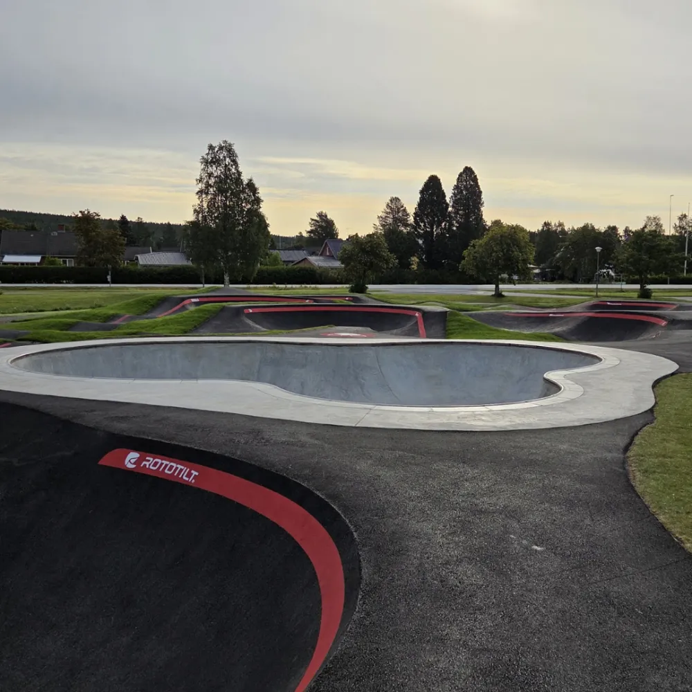 pumptrack med betongbowl för skateboard