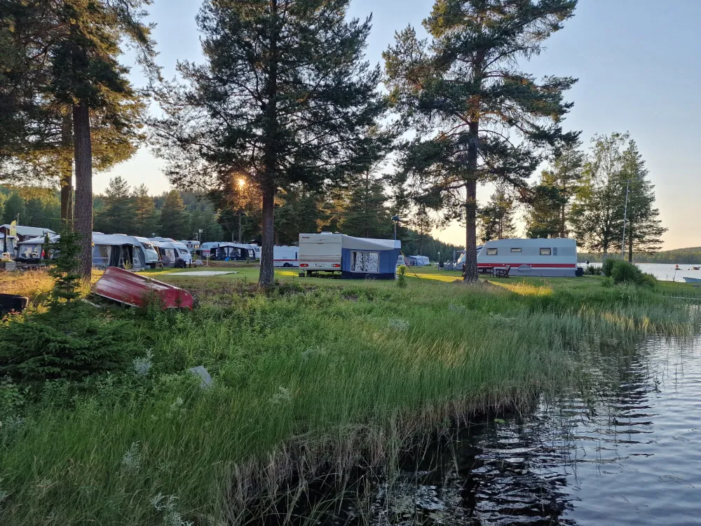 husvagnar vid en norrländsk sjö på midsommarafton