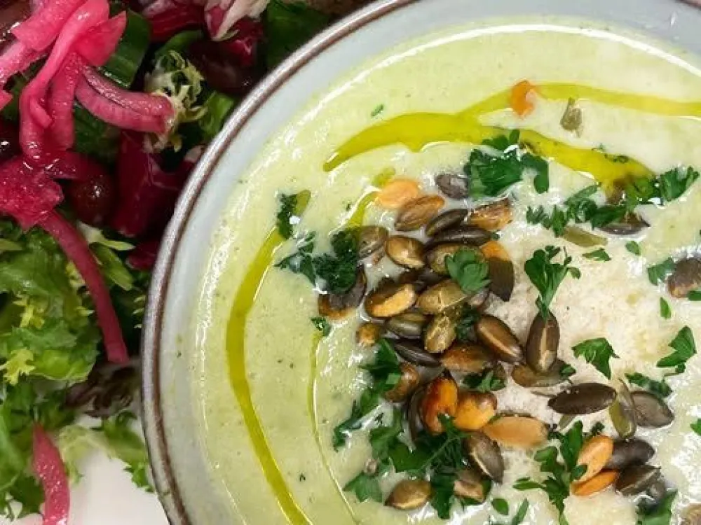 skål med broccolisoppa med pumpakärnor