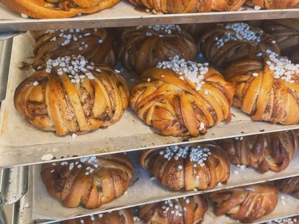 Plåtar med nybakade stora kanellbullar