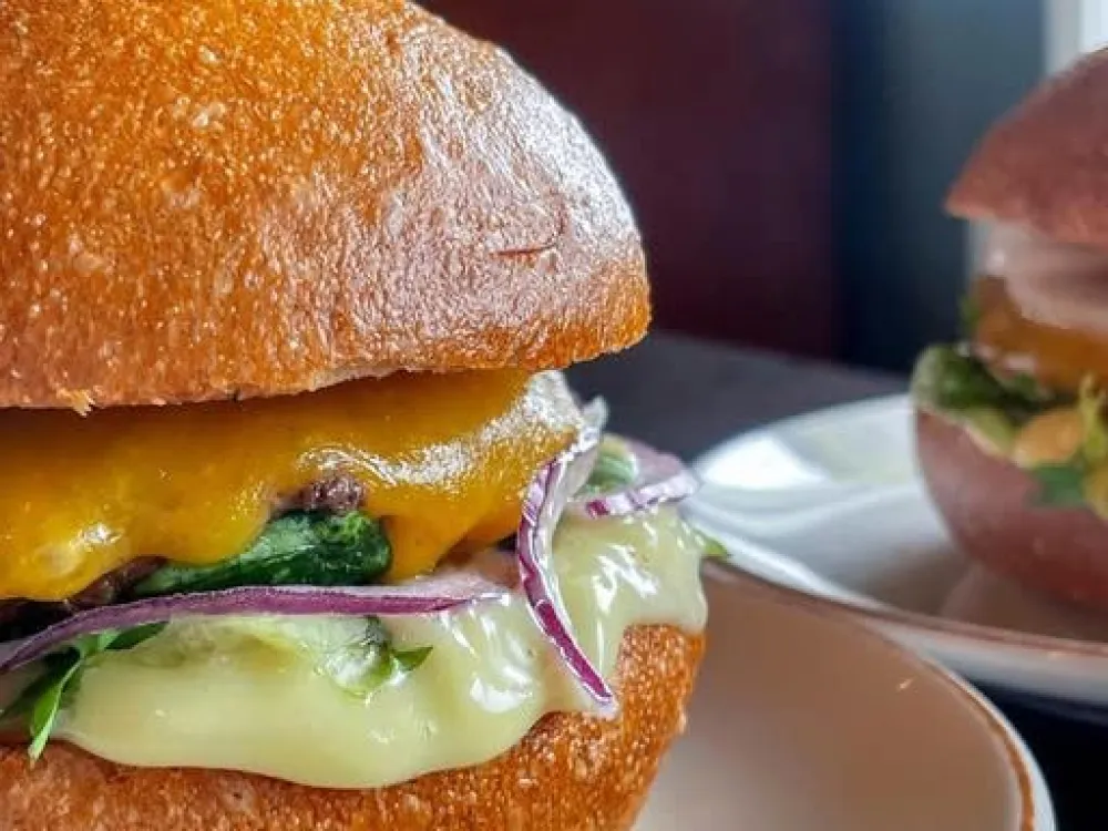 Hamburgare i knaprigt bröd och smält ost