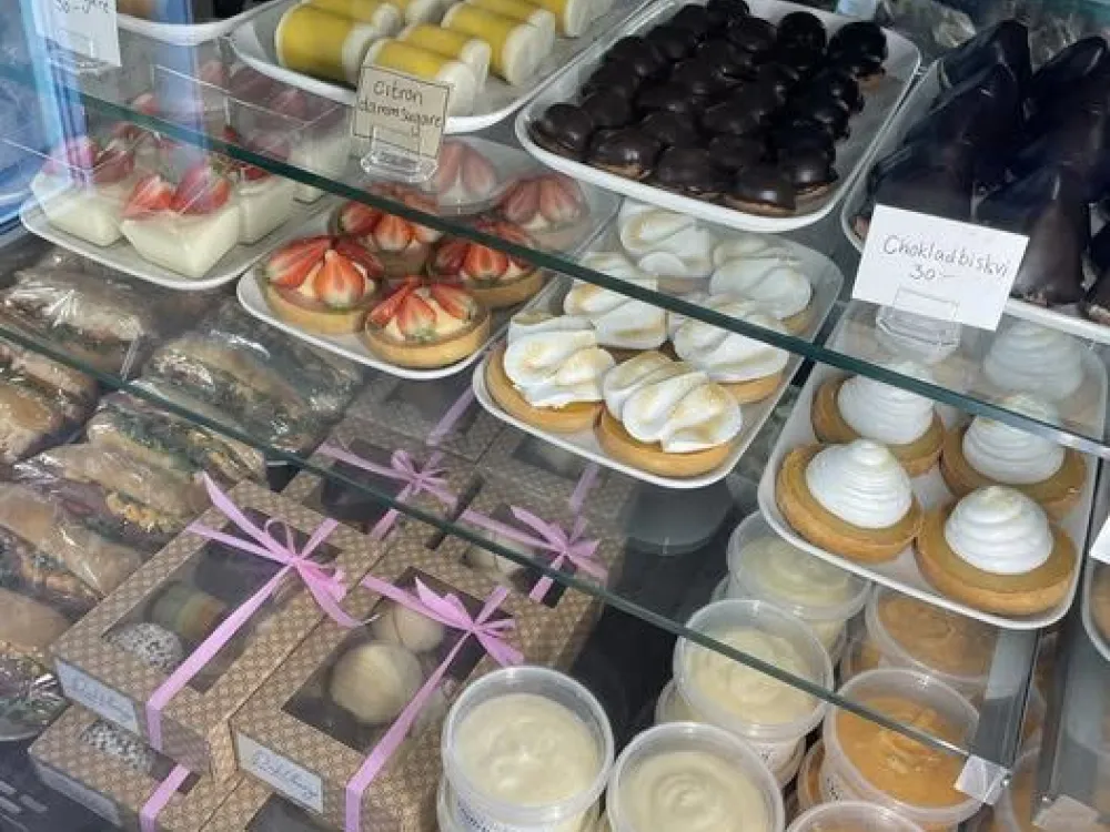 cafedisk fylld med bakverk och såser