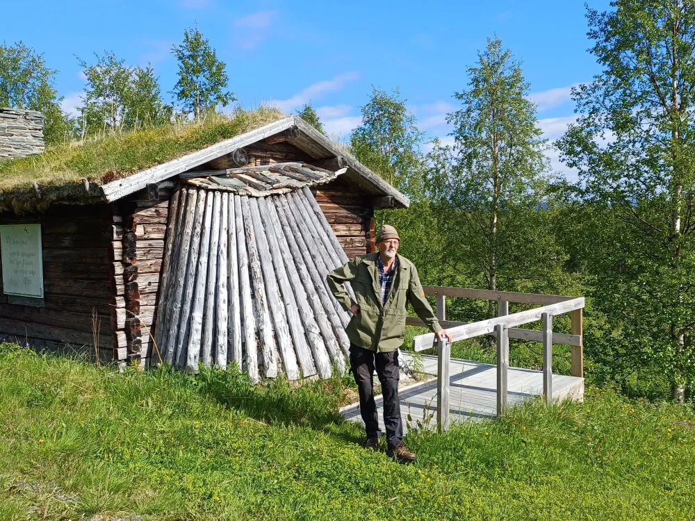 Mårten Larsson framför Pålssons museum
