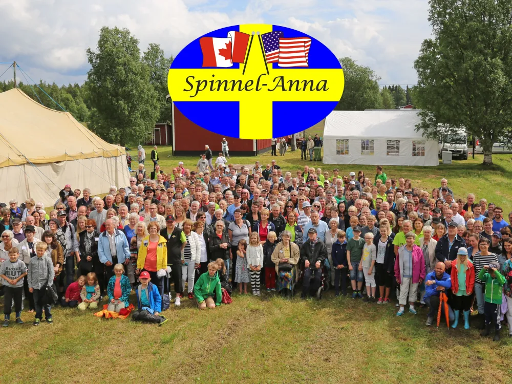 samling människor utanför tält