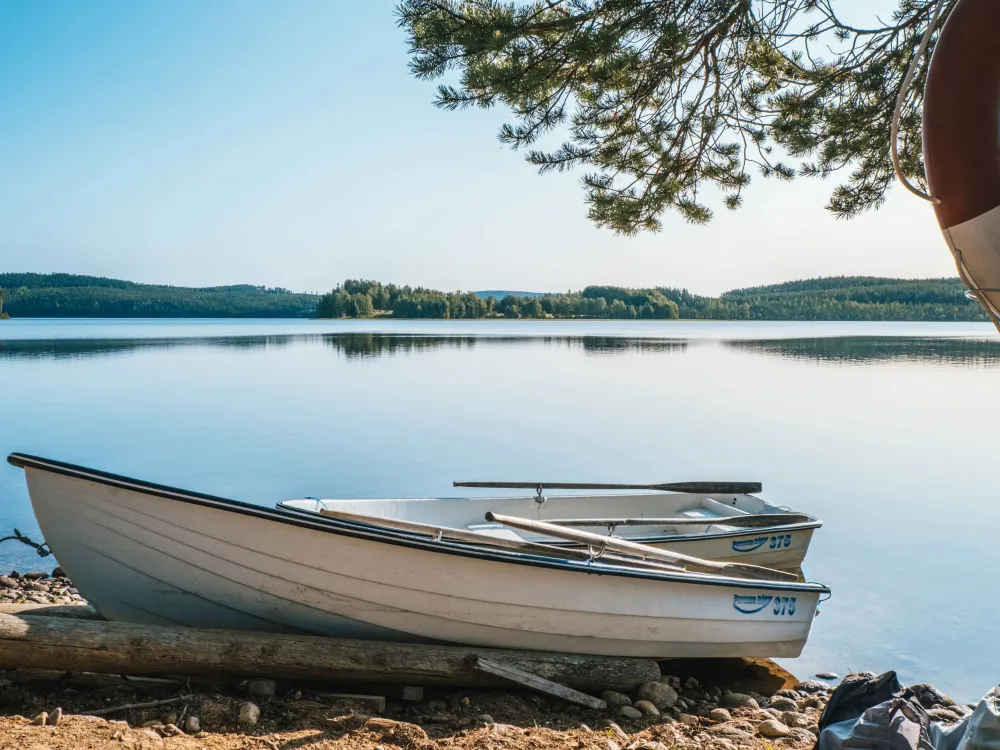 2 roddbåtar vid en stilla sjö