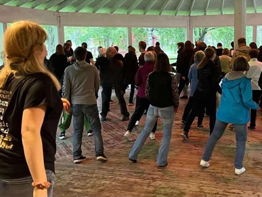 Personer som dansar linedance sedda bakifrån