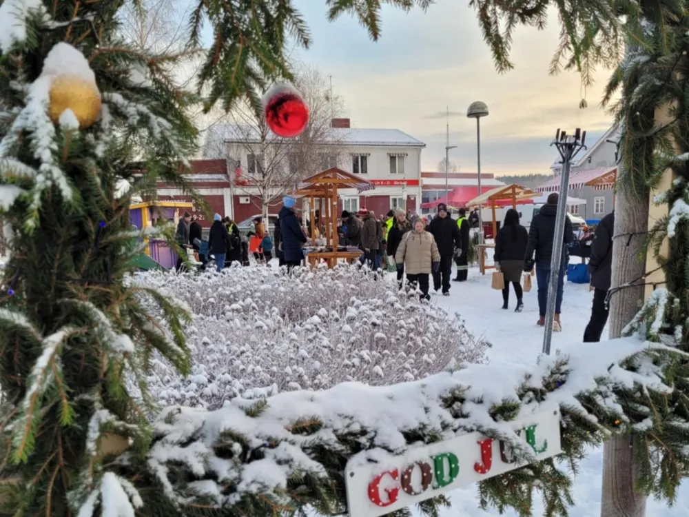Julpyntad fotoram med granris i ett snölandskap utomhus