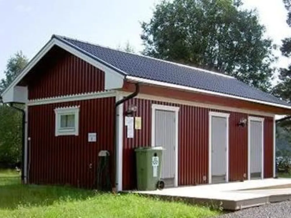 röd mindre servicebyggnad för camping