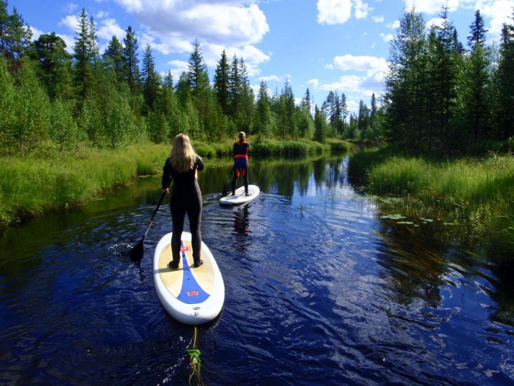 Stand up paddling with Aurora Borealis Adventure
