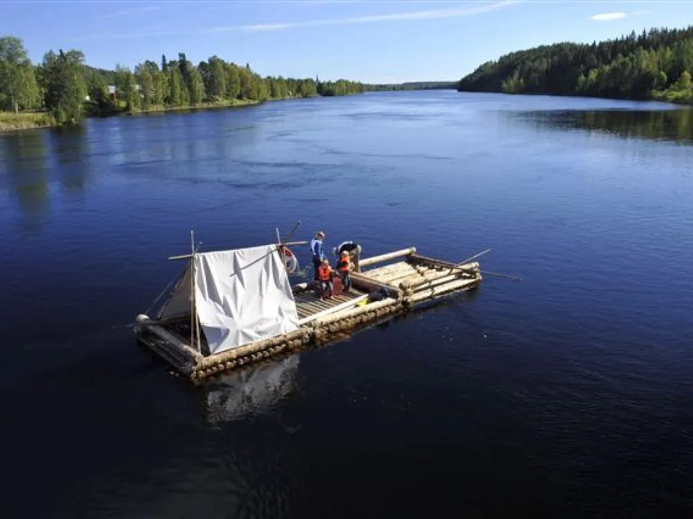 timmerflotte på stilla älv en sommardag